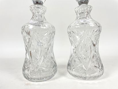 null Paire de carafes, XXe, verre taillé, h. 32,5 cm.