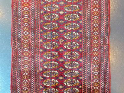 null Petit tapis de type Boukhara à semis de göls sur champ rouge foncé, 127x79 cm...