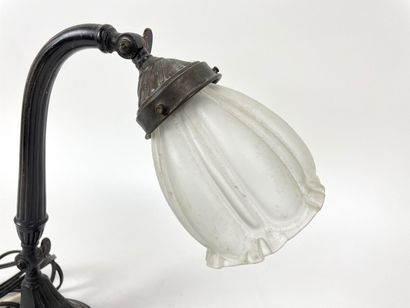 null Lampe de table ou d'applique à bras orientable, début XXe, métal laqué et verre...