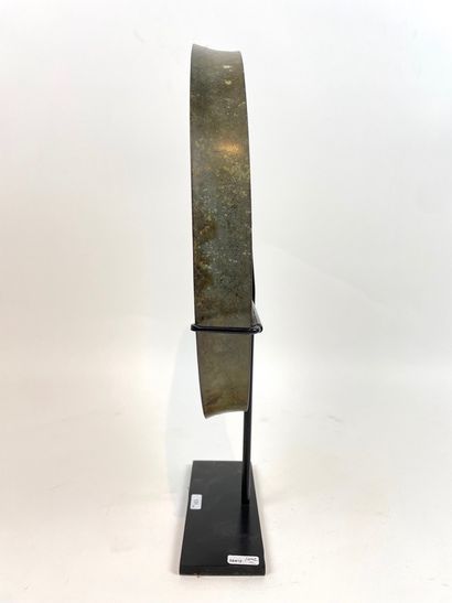 ASIE Bassin en métal patiné sur socle, d. 32,5 cm, h. 43 cm [usures].