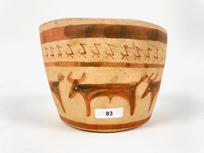 ART ETHNIQUE Pot en céramique à décor de bovidés, d. 14,5 cm.