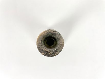 null Balsamaire antique en verre irisé, h. 11 cm [col brisé et recollé].
