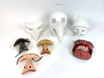 Ensemble de sept masques.
