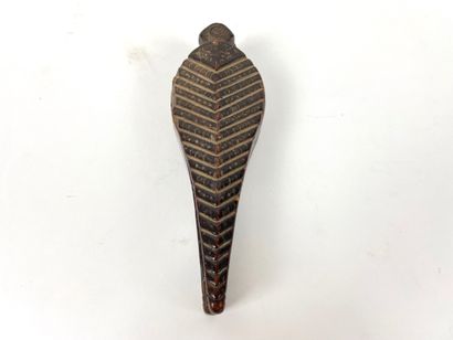 ART ETHNIQUE Boîte à fard en bois sculpté à patine d'usage, l. 18 cm [altération...
