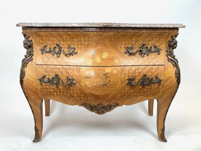 null Commode de style Louis XV ouvrant par deux tiroirs, XXe, bois de placage à décor...