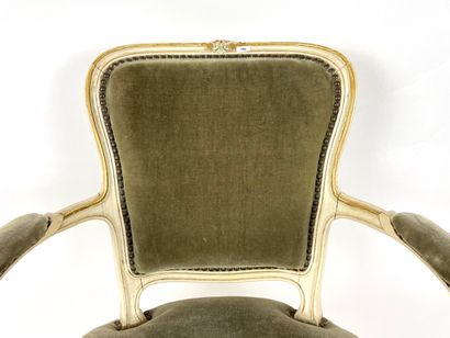 null Fauteuil de style Louis XV, XXe, bois mouluré, sculpté et laqué, h. 87 cm, l....