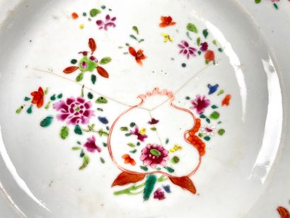 CHINE - COMPAGNIES DES INDES Trois assiettes dont une paire à décors floraux d'émaux...