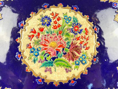 LONGWY - FRANCE / CHEVALLIER Maurice-Paul (1892-1987) Grand plat à décor floral d'émaux...