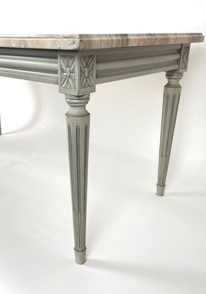 null Table basse rectangulaire de style Louis XVI, XXe, bois mouluré, sculpté et...