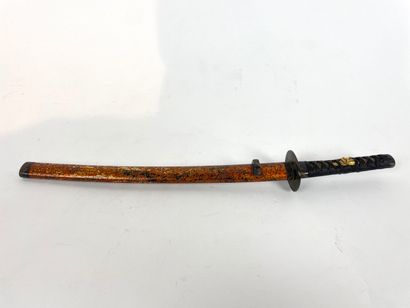 EXTRÊME-ORIENT Cinq objets, XXe :
- Katana miniature, l. 28,5 cm ;
- Petit disque...