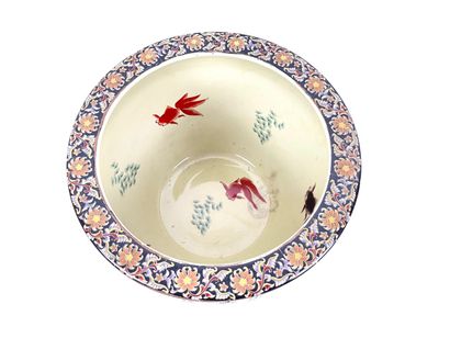 null Bassin à carpes à décor polychrome dans le goût du Japon, début XXe, porcelaine,...