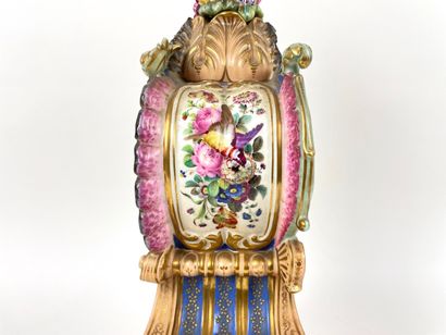 JACOB PETIT - PARIS [attribué à] Garniture d'époque Louis-Philippe à très riche décor...
