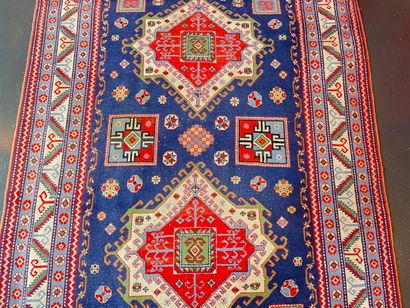 null Tapis de type Kazak à double médaillon et motifs géométriques polychromes sur...