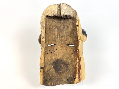 ART TRIBAL Masque, XXe, bois tendre sculpté et laqué à patine sombre, h. 39 cm [altérations,...
