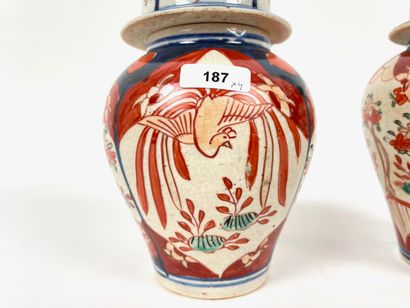 CHINE Deux paires de potiches Imari et de vases Nankin miniatures, République / début...