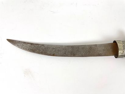 null Poignard maghrébin, probablement XIXe, bois et métal gravé, l. 41 cm [altér...