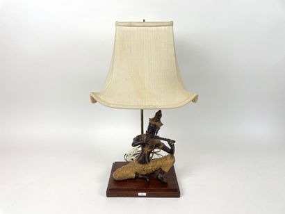 ASIE DU SUD-EST Figure de musicienne montée en lampe de table, XXe, bronze à double...