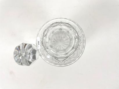 null Paire de carafes, XXe, verre taillé, h. 32,5 cm.