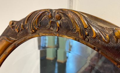 null Miroir ovale, début XXe, bois sculpté et patiné, glace biseautée, 87x58 cm [légères...
