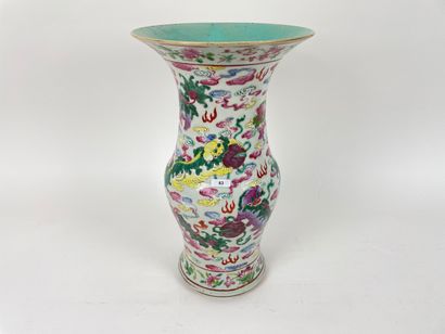 CHINE - CANTON Vase à décor d'émaux polychromes de la famille rose de lions bouddhiques,...