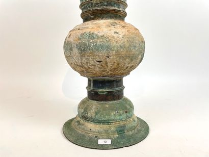 ASIE DU SUD-EST Vase archaïsant de type Gu en bronze à patine vert antique, h. 46,5...