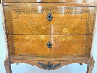 null Commode de style Louis XV ouvrant par trois tiroirs, XXe, bois de placage à...