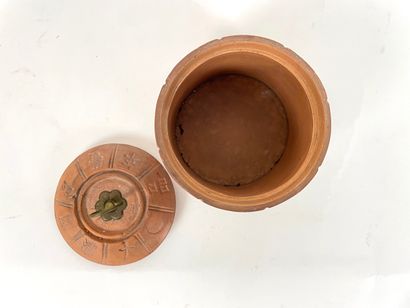 EXTRÊME-ORIENT Cinq objets, XXe :
- Katana miniature, l. 28,5 cm ;
- Petit disque...