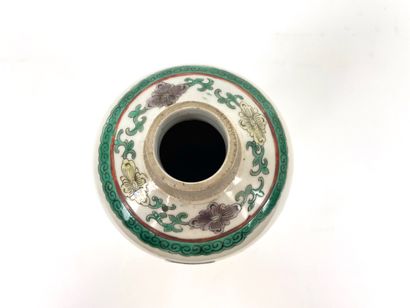 CHINE Petit vase oblong à décor d'émaux polychromes de la famille verte, porcelaine,...