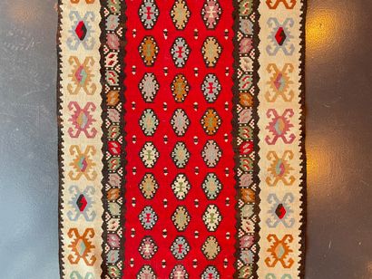 null Kilim yougoslave à motifs stylisés polychromes sur champ ivoire, 213x101 cm...