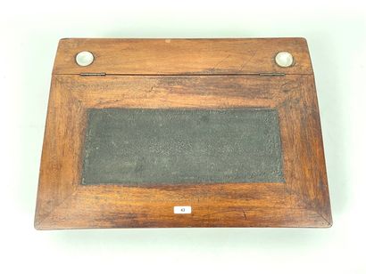 null Écritoire, XIXe, bois teinté, l. 44 cm [légères altérations].