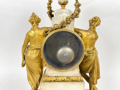 null Importante pendule-borne de style Louis XVI encadrée de figures féminines, bas-relief...