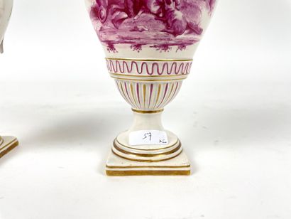 null Paire de jolis petits vases en amphore à décor de scènes galantes en camaïeu...