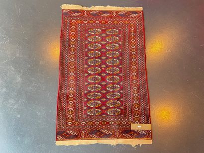 null Petit tapis de type Boukhara à semis de göls sur champ rouge foncé, 127x79 cm...