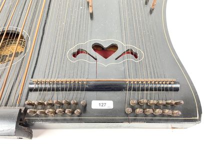 NEUBER'S-VIOLIN-ZITHER - KLINGENTHAL Cithare, début XXe, bois noirci à décor floral,...