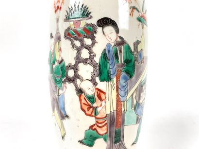 CHINE Petit vase oblong à décor d'émaux polychromes de la famille verte, porcelaine,...