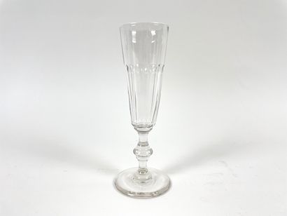null Suite de douze flûtes à champagne, fin XIXe, cristal taillé, h. 17,5 cm.