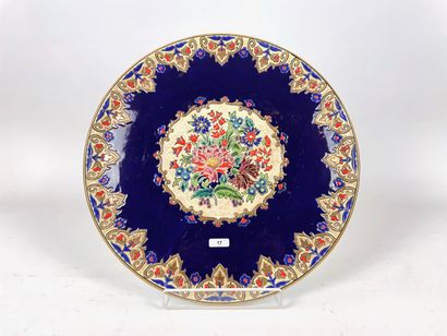LONGWY - FRANCE / CHEVALLIER Maurice-Paul (1892-1987) Grand plat à décor floral d'émaux...