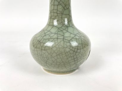 CHINE Petit vase-bouteille de type Ge, République / XXe, porcelaine à couverte célaton...