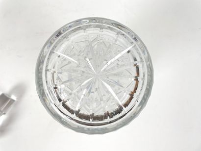 null Paire de carafes, XXe, verre taillé, h. 32,5 cm.