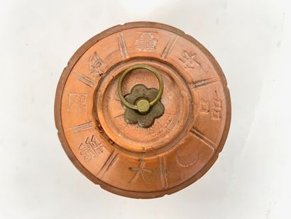 EXTRÊME-ORIENT Cinq objets, XXe :
- Katana miniature, l. 28,5 cm ;
- Petit disque...