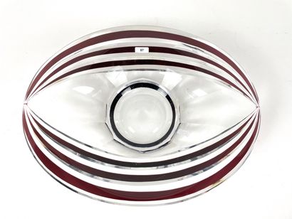 VAL-SAINT-LAMBERT Coupe ovale, XXe, cristal overlay taillé, marque, l. 39 cm [éraflures...