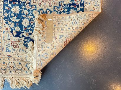 null Petit et fin tapis persan de type Isfahan à médaillon et rameaux fleuris polychromes...