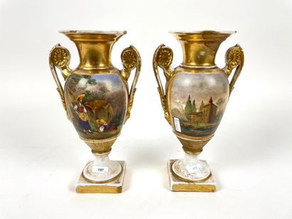 BRUXELLES ou PARIS Paire de vases en amphore à décor polychrome et or, XIXe, porcelaine,...