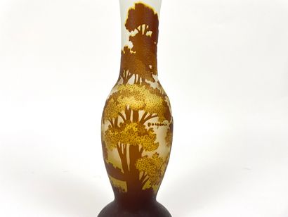 BOHÊME Vase en balustre à décor d'un paysage en camaïeu bistre, XXe, verre gravé...