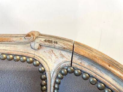 null Petit canapé en corbeille de style Louis XV, XXe, bois mouluré, sculpté et patiné,...