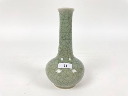 CHINE Petit vase-bouteille de type Ge, République / XXe, porcelaine à couverte célaton...