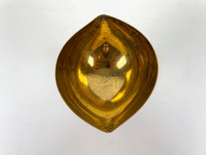 BILLAUX-GROSSÉ - BRUXELLES Calice, début XXe, métal doré, marque et dédicace au revers,...