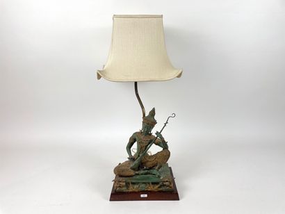 ASIE DU SUD-EST Figure de musicienne montée en lampe de table, XXe, bronze à double...