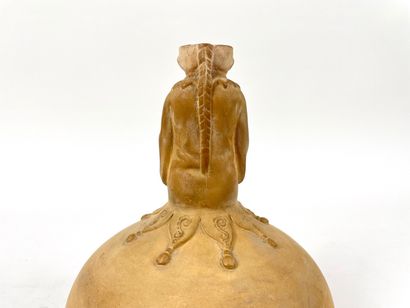 null Vase-bouteille au chinois, XIXe-XXe, terre de pipe, h. 26 cm [petits éclats,...