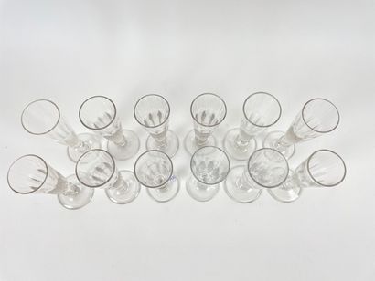 null Suite de douze flûtes à champagne, fin XIXe, cristal taillé, h. 17,5 cm.